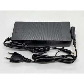 Töltő Li-ion 48V 2A kerek dugós